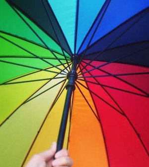 Regnbågsfärgat paraply underifrån